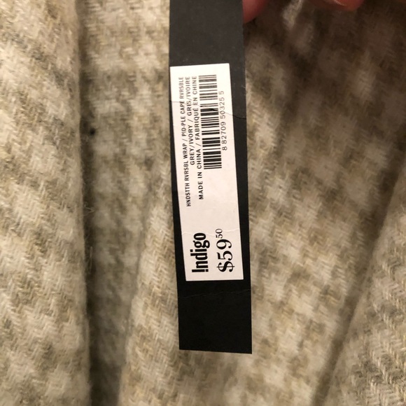 BNWT Love and Lore Wrap - Picture 3 of 5